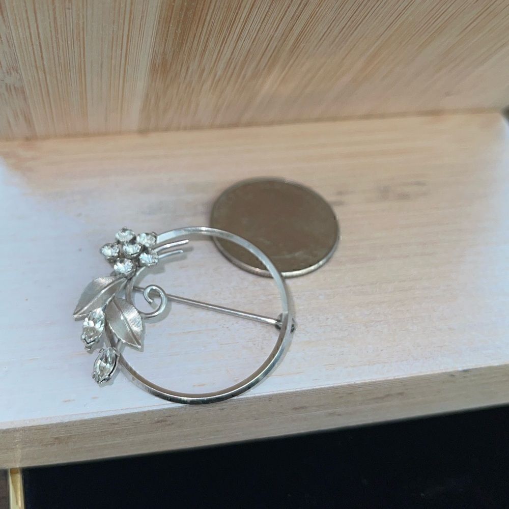 Vintage krementz silver tone leaf brooch